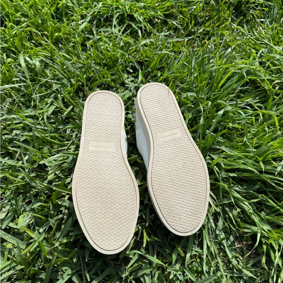 Shana Low Top Sneaker In
Chalk White/ Pink women sise 8 gently used 🌷 - Picture 11 of 12